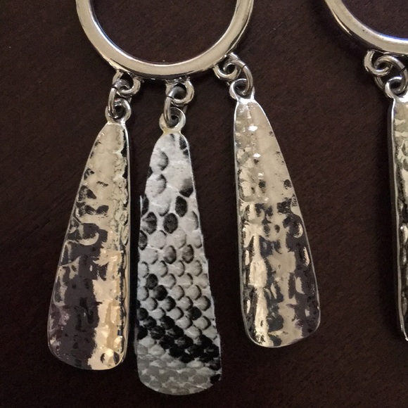 Guess Earrings - Picture 4 of 5